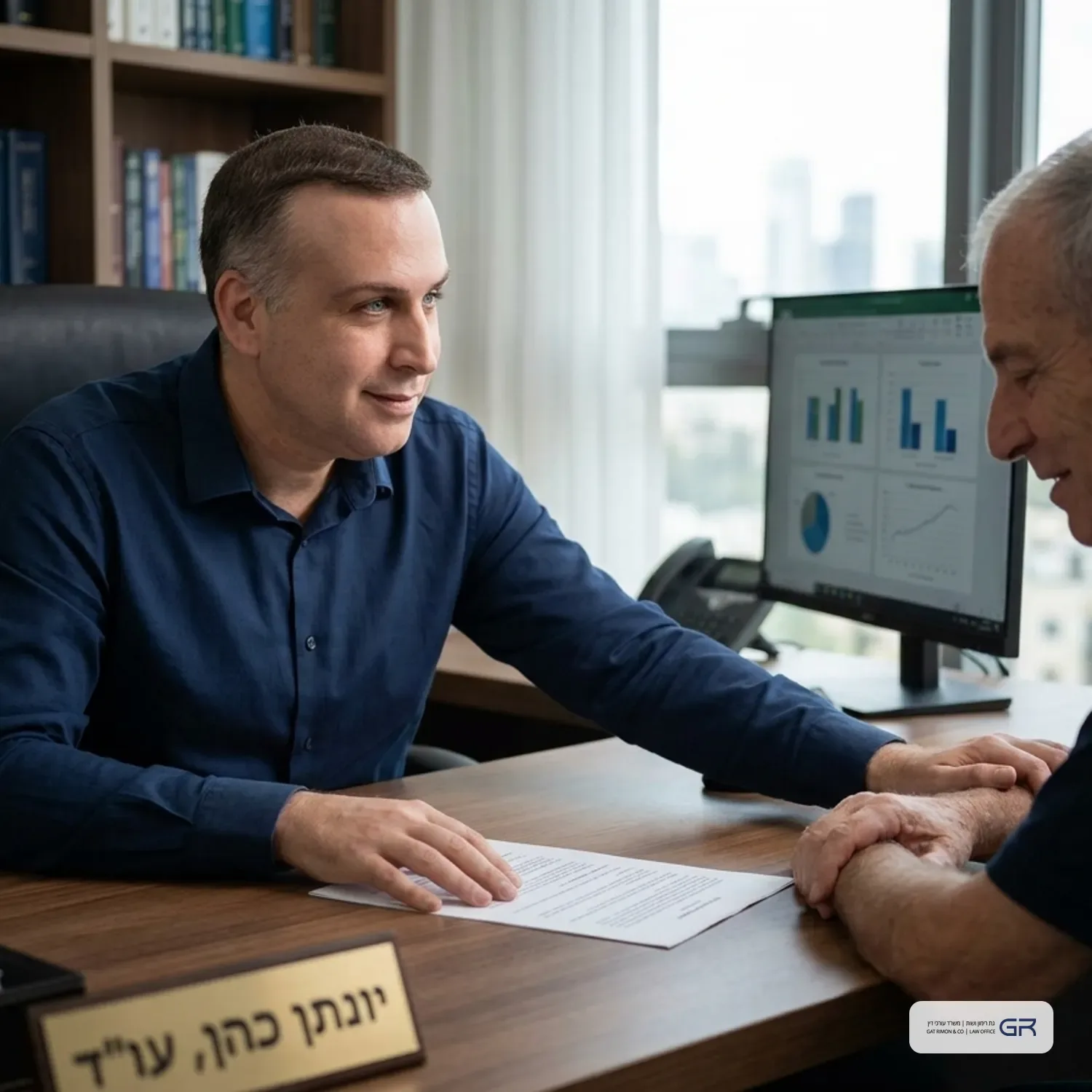 צילום פוטו-ריאליסטי של עורך דין בחולצה מכופתרת כחולה כהה יושב במשרד מודרני מול לקוח, מסביר לו על מסמך משפטי מודפס ומרגיע אותו, תאורה רכה המשדרת אמינות ומקצועיות